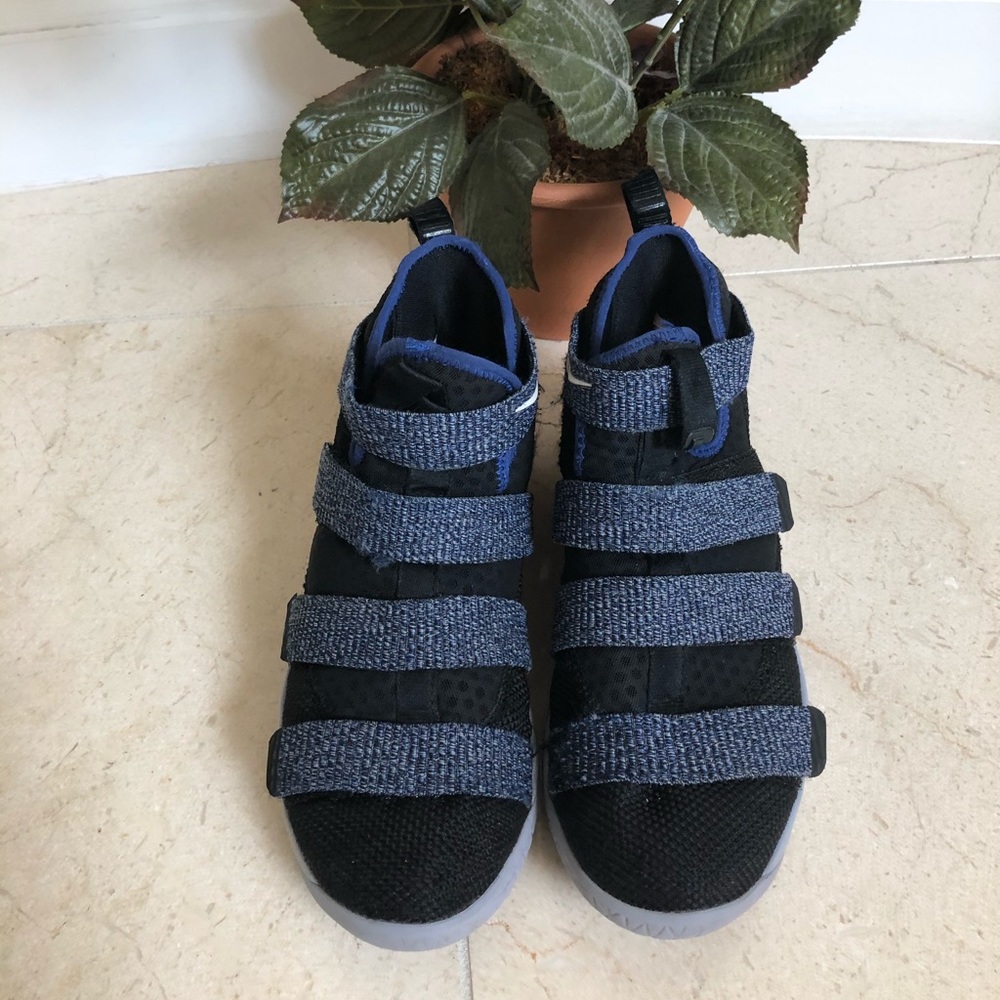 Nike Lebron Soldier Xl Shoes for Young Kids.